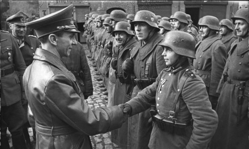 Phát xít Đức từng thành lập các lực lượng tự vệ có sự tham gia của cả trẻ vị thành niên. Ảnh: Wikipedia.