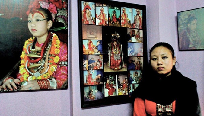 Cô Chanira Bajracharya bên cạnh những tấm hình chụp mình khi còn là một Kumari Ảnh: South China Morning Post