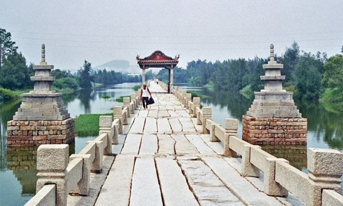 Cầu An Bình nguyên thủy bắc ngang qua cửa sông Shijing, phân chia thị trấn An Hải, Tân Giang ở phía đông con sông và thị trấn Thủy Đầu, Nam An ở phía tây con sông. An Hải là tên gọi trước đây của An Bình, được dùng để đặt tên cho cây cầu.