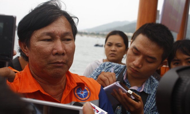 Thuyền trưởng Phạm Phú Thành kể lại sự việc và mong muốn công luận toàn thế giới lên tiếng phản đối hành động vô nhân đạo của tàu cá nước ngoài.