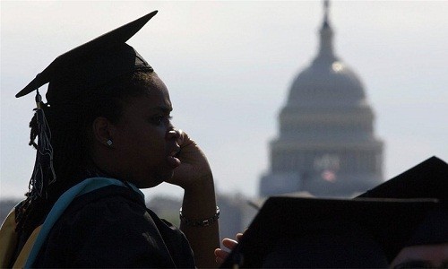 Nhiều sinh viên không đủ khả năng chi trả cho đại học, số khác chấp nhận có một khoản nợ lớn sau tốt nghiệp. Ảnh: Reuters.