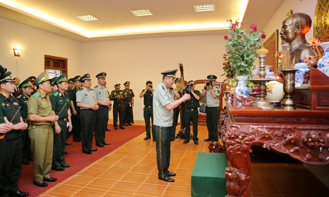 Đoàn đại biểu lực lượng bảo vệ biên giới các nước tham dự giao lưu nước Lào dâng hương Chủ tịch Hồ Chí Minh tại Học viện Biên phòng, sáng 7/5.