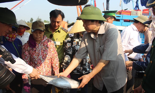 Bí thư Tỉnh ủy Quảng Bình mua cá của ngư dân đánh bắt xa bờ.