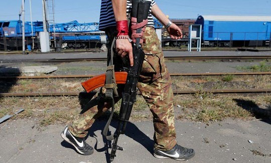 Bất cứ thành phố nào ở Donbass đều có thể kiếm được vũ khí với giá rẻ Ảnh: Reuters.