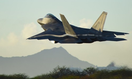 Máy bay F-22 Raptor của không quân Mỹ tham gia nhiệm vụ tấn công các mục tiêu IS ở Syria lần đầu tiên năm 2014. Ảnh: CNN.