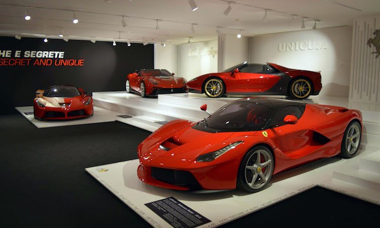 Đến với bảo tàng Ferrari ở Ý, du khách không chỉ được tìm hiểu lịch sử của Ferrari với những siêu xe và xe đua hấp dẫn nhất Thế giới, mà còn được tận mắt ngắm nhìn một bộ sưu tập siêu xe Ferrari "hàng thửa".