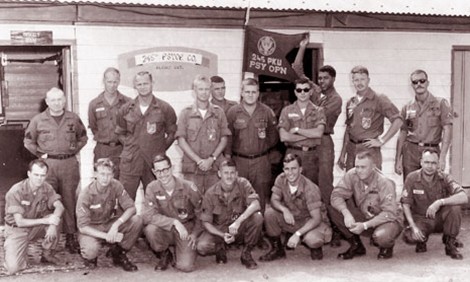Nhóm sĩ quan quân báo Mỹ thuộc lực lượng 245th PSYOP tại Pleiku đầu năm 1967.