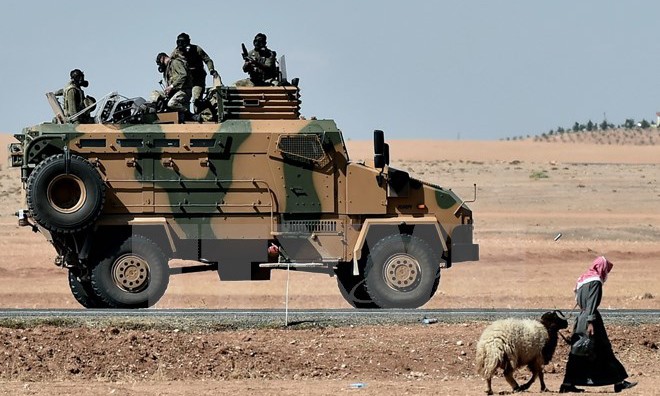 Xe bọc thép của quân đội Thổ Nhĩ Kỳ tuần tra tại thị trấn Suruc gần biên giới Thổ Nhĩ Kỳ-Syria. Nguồn: AFP/TTXVN.
