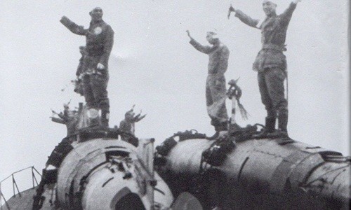 Lính Nhật đứng trên các quả ngư lôi Kaiten. Ảnh: Histoire.