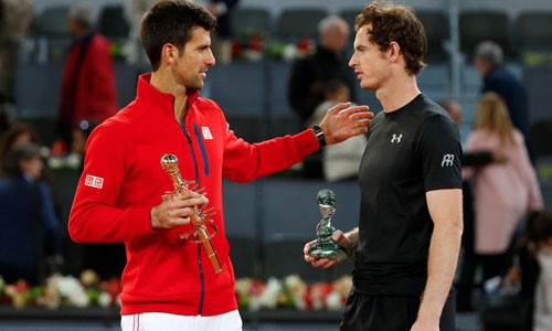 Murray (phải) lại một lần nữa ôm hận trước Djokovic. Ảnh: Reuters.