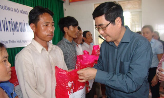 Bộ trưởng Cao Đức Phát thăm, tặng quà động viên ngư dân TT-Huế ngày 10/5.