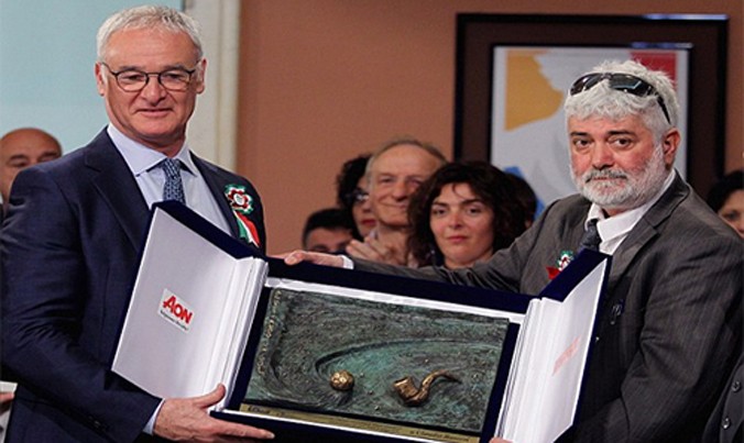 Ranieri nhận phần thưởng Enzo Bearzot cho danh hiệu HLV Italy hay nhất năm. Ảnh: AFP.