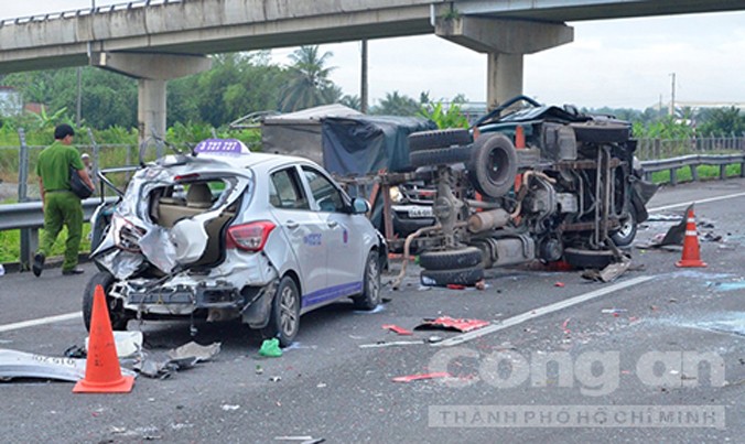 Hiện trường tai nạn trên cao tốc Trung Lương - TP.HCM sáng 28/9/2015.