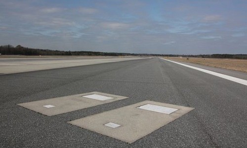 Mộ phần nằm giữa đường băng sân bay Savannah, bang Georgia. Ảnh: Amusingplanet.