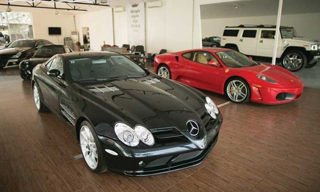 Mercedes SLR có kiểu dáng đẹp, giá khoảng 500.000 USD, đắt nhất trong bộ sưu tập. Ảnh: Phnom Penh Post.