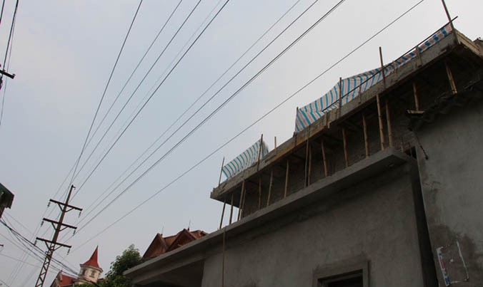 Tầng 2 ngôi nhà ông Lê Kim Hải đang xây dựng nơi anh Hữu gặp nạn tử vong cách đường dây điện chưa đến một mét.