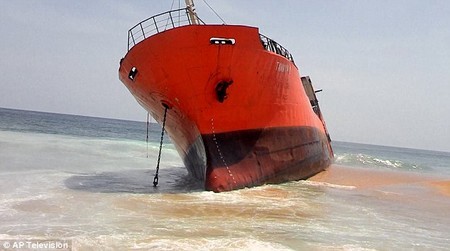 Bí ẩn 'con tàu ma' mắc cạn trên bờ biển Liberia
