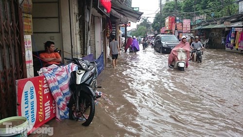 Ngày mai lượng mưa dự báo một số nơi Hà Nội có thể lên đến 70 mm.