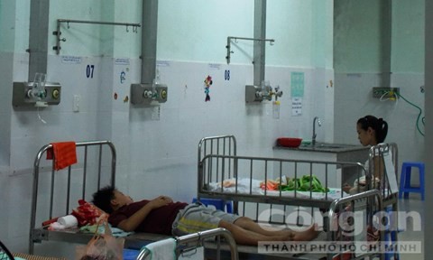 Cháu V. đang nằm điều trị ở bệnh viện nhi Quảng Nam.
