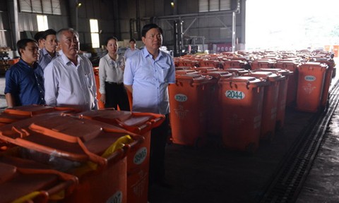 Bí thư Thành ủy TP.HCM Đinh La Thăng đã trực tiếp xuống bãi rác Đông Thạnh, kiểm tra công nghệ xử lý rác. Ảnh: TTO.