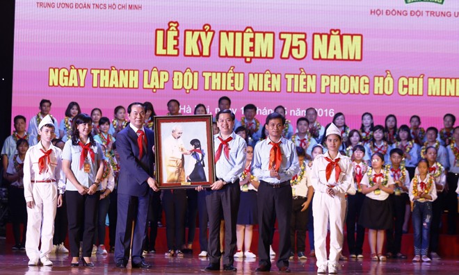 Chủ tịch nước Trần Đại Quang tặng bức tranh quý Bác Hồ với thiếu nhi cho Hội đồng đội T.Ư. 