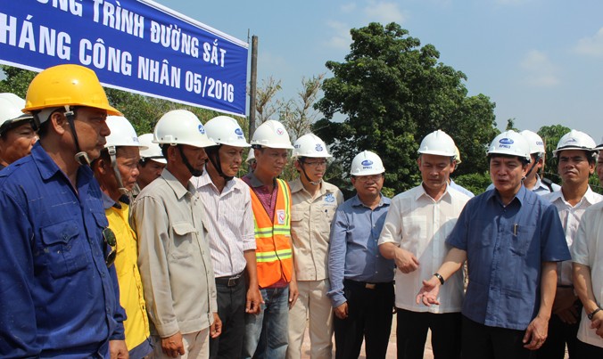 Chủ tịch Tổng LĐLĐVN Bùi Văn Cường thăm công nhân thi công cầu Ghềnh.