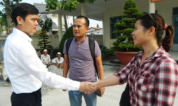 Trưởng Ban Tổ chức Trung ương Đoàn Bùi Quang Huy (áo trắng) trao đổi với các cử tri trẻ tuổi chiều 17/5.