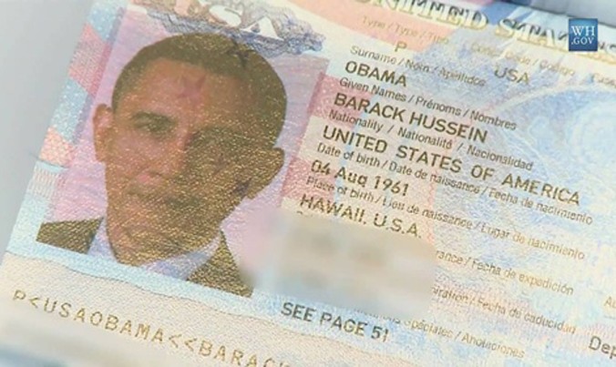 Trang đầu trong cuốn hộ chiếu của tổng thống Mỹ Barack Obama. Ảnh cắt từ video.