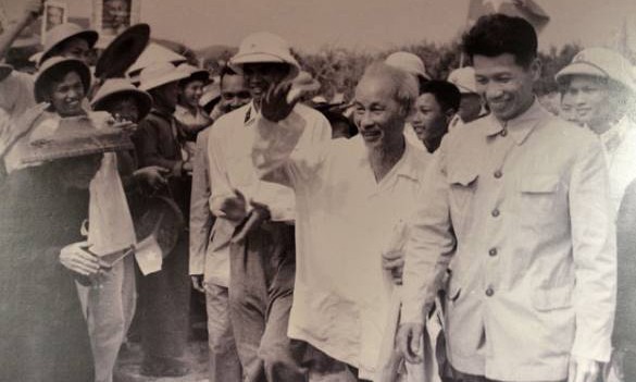 Nhân dân Cô Tô đón Bác Hồ ra thăm đảo ngày 9/5/1961.