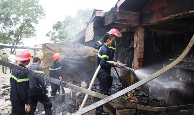 Lực lượng cứu hỏa nỗ lực khống chế đám cháy.