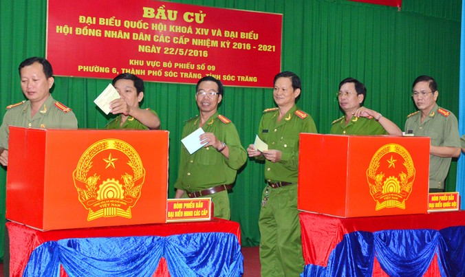 Lực lượng công an tỉnh Sóc Trăng tham gia bầu cử. Ảnh: Xuân Lương.