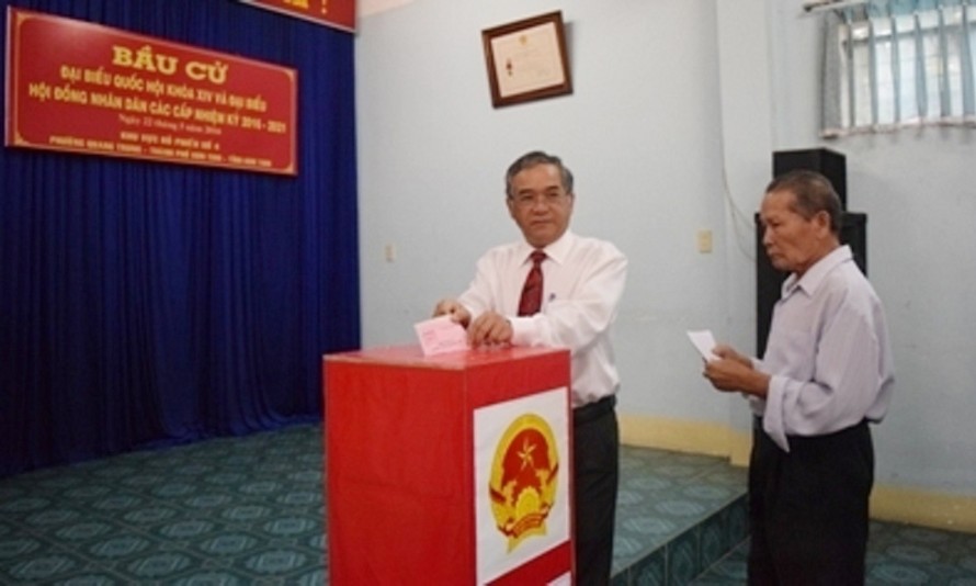 Bí thư Tỉnh ủy Kon Tum Nguyễn Văn Hùng thực hiện quyền công dân.