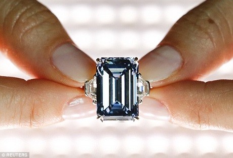 Chiếc nhẫn có viên kim cương xanh nặng 14,62 carat mang tên “Oppenheimer Blue”. Đây là viên kim cương xanh lớn nhất đã qua chế tác từng được đem đấu giá.