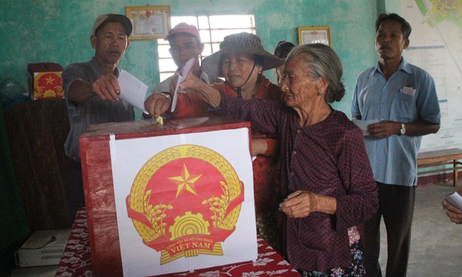 Người dân Xóm Chanchu nô nức đi bầu cử.