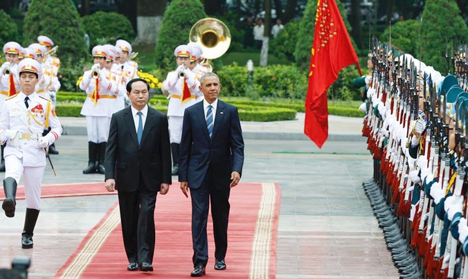 Chủ tịch nước Trần Đại Quang đón Tổng thống Mỹ theo nghi thức cấp nhà nước. Ảnh: Hồng Vĩnh.