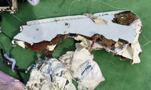 Mảnh vỡ máy bay EgyptAir. Ảnh: Reuters.