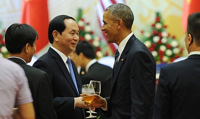Chủ tịch nước Trần Đại Quang (trái) nâng ly cùng Tổng thống Mỹ Barack Obama. Ảnh: VnExpress.