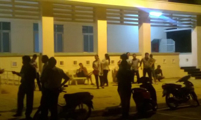 Nhiều người tập trung trước nhà xác bệnh viện đa khoa Bình Thuận đợi tin người thân.