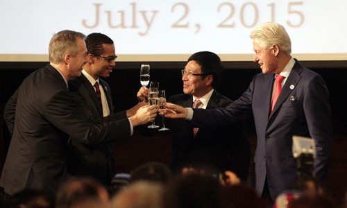 Cựu tổng thống Mỹ Bill Clinton trở lại Việt Nam nhân dịp kỷ niệm 20 năm hai nước bình thường hóa quan hệ ngoại giao. Ảnh: Columbian.