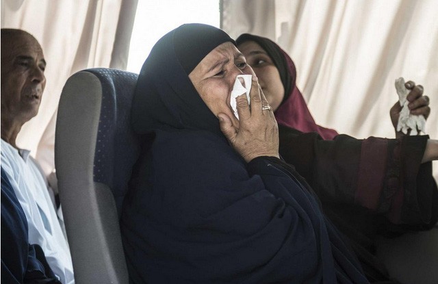 Thân nhân của hành khách trên chuyến bay MS804 gặp nạn của EgyptAir. Ảnh: Getty.
