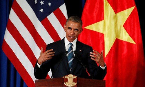 Tổng thống Mỹ Barack Obama trong cuộc họp báo chung cùng Chủ tịch nước Trần Đại Quang tại Hà Nội. Ảnh: Reuters.