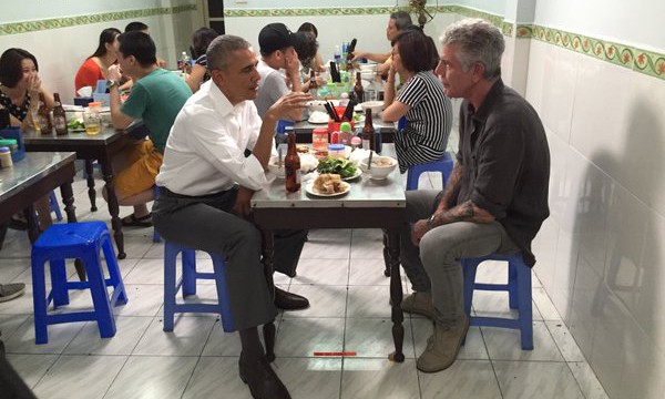 Bức ảnh Tổng thống Mỹ Barack Obama ăn tối cùng với đầu bếp Mỹ Anthony Michael Bourdain tại quán bún chả ở Hà Nội tối 23/5 tràn ngập trên các mạng xã hội. Ảnh: AP.