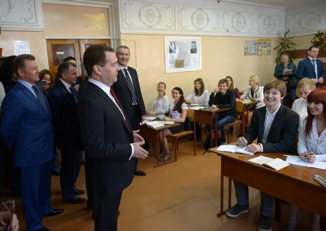 Thủ tướng Nga Dmitry Medvedev nói chuyện với các sinh viên trong chuyến thăm Crimea vào tháng 4/2014. Nguồn: Reuters.