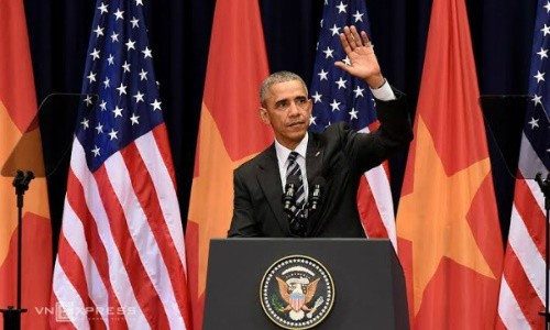 Ông Obama nói "xin chào" bằng tiếng Việt trong bài phát biểu trước 2.000 trí thức và doanh nhân tại Trung tâm Hội nghị Quốc gia vào sáng qua. Ảnh: Giang Huy.