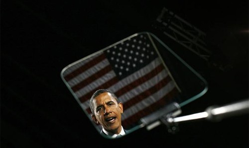 Hình ảnh Obama phản chiếu trên màn hình máy nhắc chữ trong chiến dịch tranh cử năm 2008. Ảnh: Reuters.