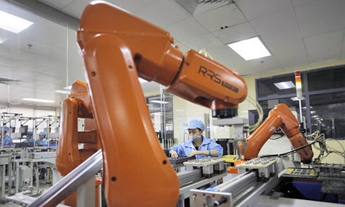 Foxconn thay 60.000 lao động bằng robot. Ảnh minh họa: Cnet.