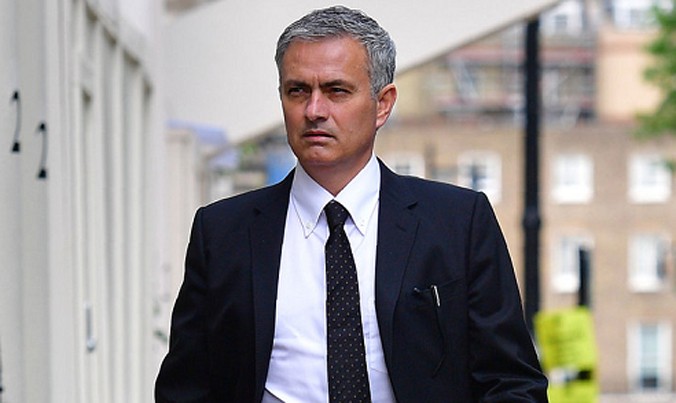 Jose Mourinho ăn vận chỉnh tề để chuẩn bị cho lễ ký hợp đồng với Man Utd. Ảnh: Sky Sports.