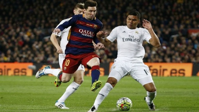 Casemiro (áo trắng) trong pha truy cản Messi. Ảnh: Reuters.