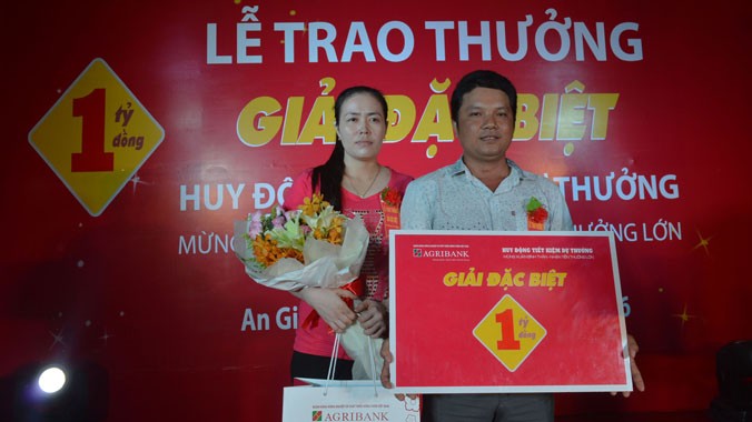 Ông Trương Văn Cường vui mừng khi nhận giải thưởng may mắn từ Agribank.