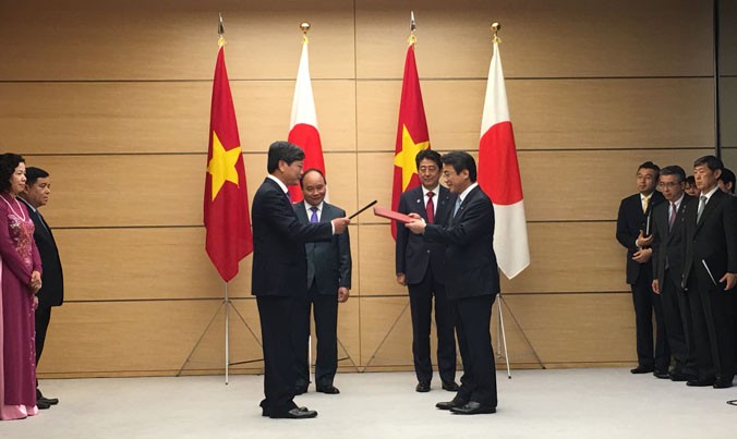 VNA và ANA trao văn kiện hợp tác chiến lược dưới sự chứng kiến của Thủ tướng Nguyễn Xuân Phúc và Thủ tướng Shinzo Abe.